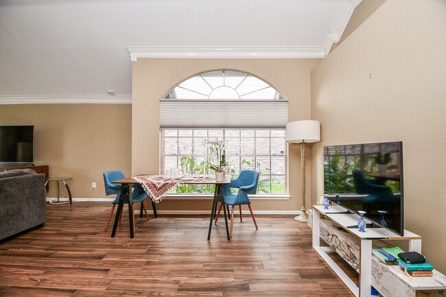 Building Photo - 8323 Lake Crystal Dr