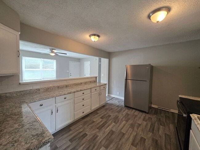 Photo - Spacious 4 Bed / 2.5 Bath Home with 2 Living Areas