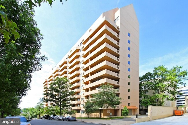 Building Photo - 1301 N Courthouse Rd Unit 1503