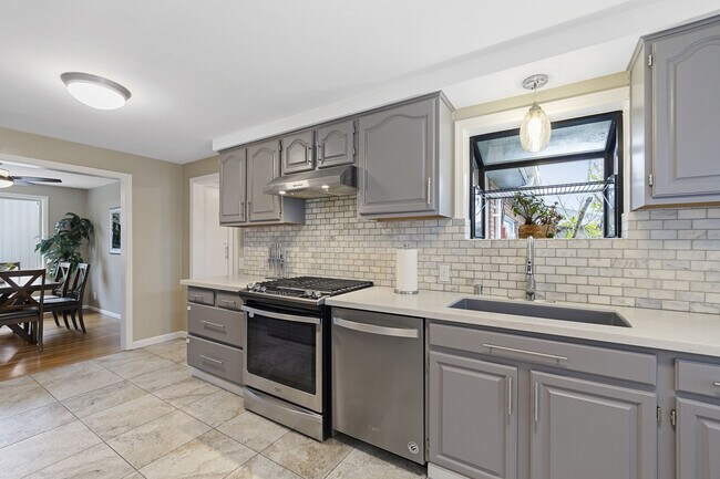 Photo - 1627 E Broadway