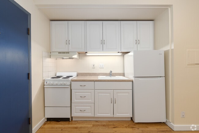 1BR, 1BA - 392SF - Kitchen - Washington Plaza Apartments