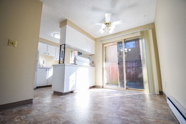 Building Photo - Single Level 2-Bedroom Apartment in the Mo... Unit 933