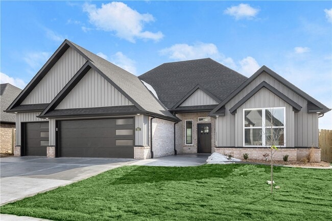 Photo - 701 Bronco St