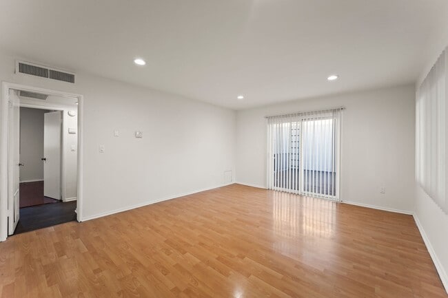 Photo - 5738 Woodman Ave Unidad 3