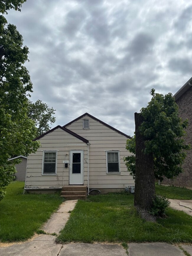 Building Photo - Beautiful Move in ready House!