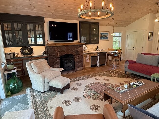 Photo - 61 Mansfield Ave