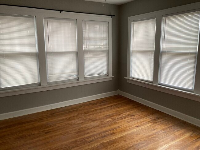 Foto del dormitorio principal; los tres dormitorios están pintados de gris y tienen ventanas grandes y armario privado. - 1503 N Broadway Ave