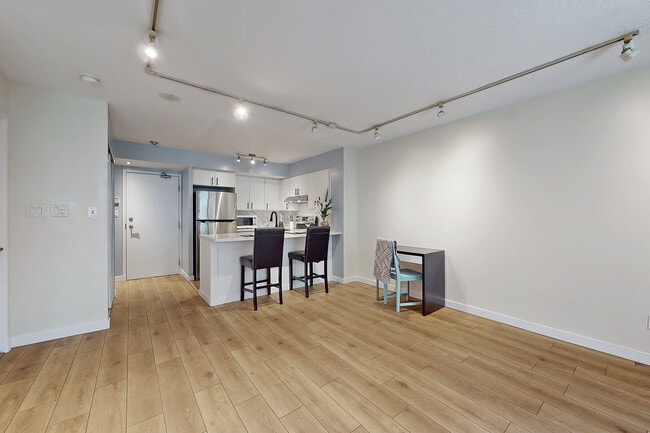 Photo - 230 King St E