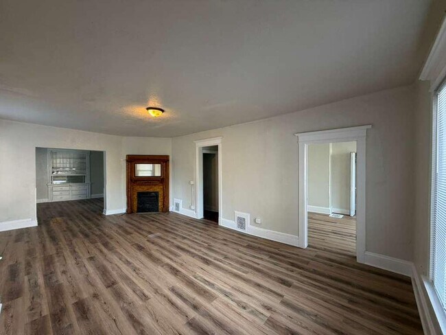 2213-2215-2215 N Holton St