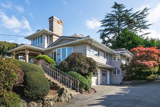 Building Photo - Normandy Park House: Picturesque Views, Sp...