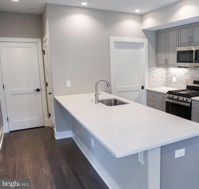 Building Photo - 1701 Trinidad Ave NE Unit 4