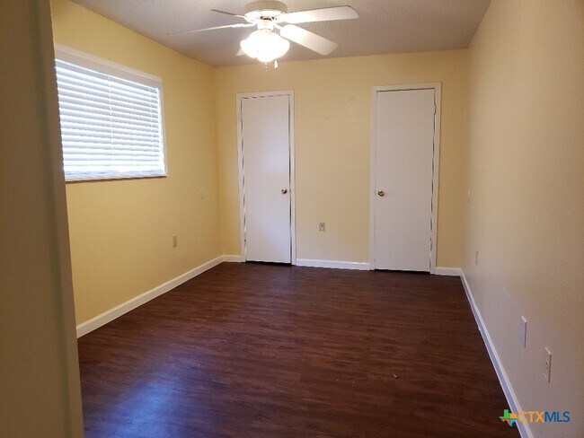 Photo - 1706 N Interstate 35 Unidad 1