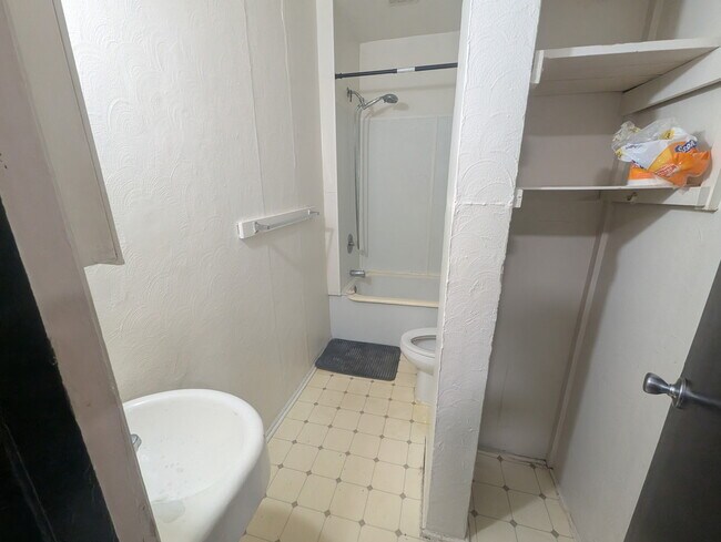 Bathroom - 713 Victoria Ave Unidad 1
