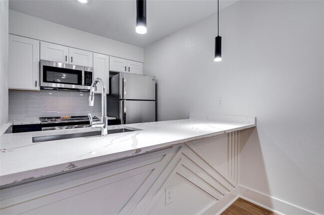 Photo - 704 W 21st St Unit 303