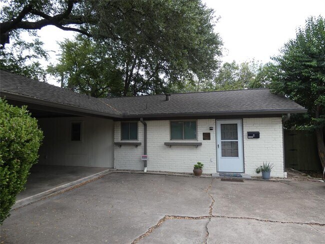 Building Photo - 2203 Western Trails Blvd