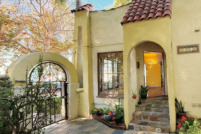 01-Entrance - 632 N Sycamore Ave