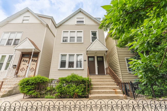 Building Photo - 2616 N Marshfield Ave Unit ch