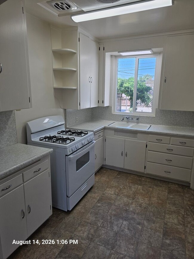 Photo - 748 E San Joaquin Ave