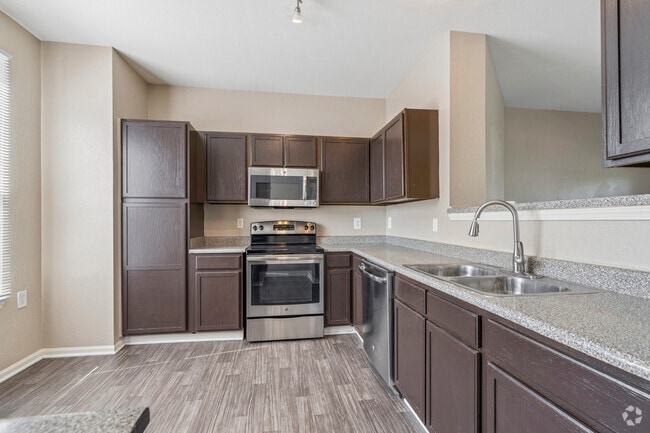 Lincoln, 2 habitaciones, 2 baños - 1605 pies cuadrados - Cocina - Fairlane Town Center Apartment Homes