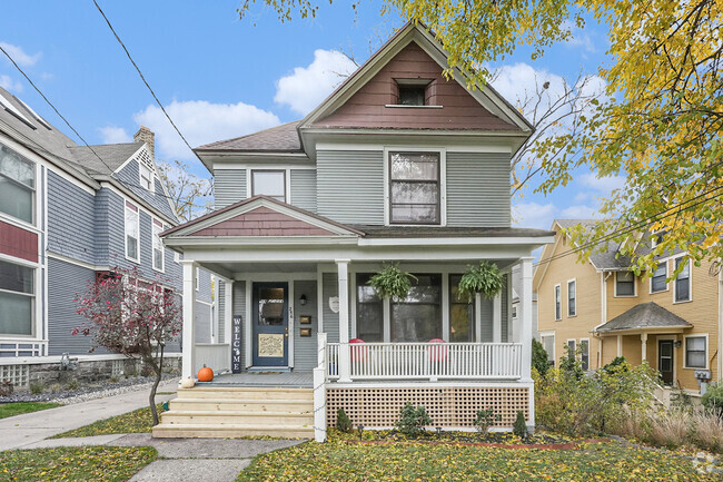 Building Photo - 256 Union Ave SE Unit 1 Historic District Rental