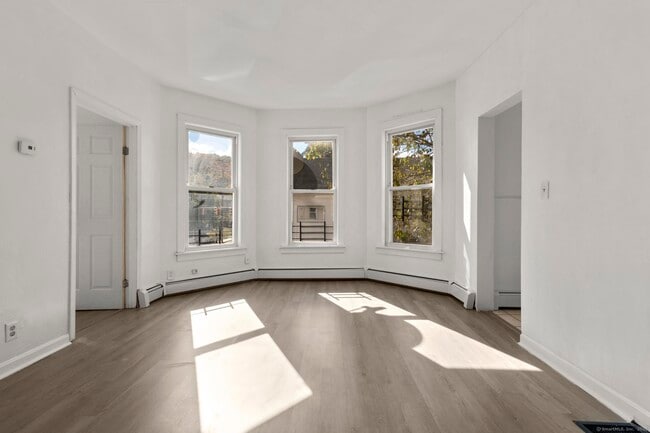 Building Photo - 141 Crown St Unit 2