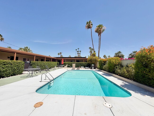 Building Photo - AVAILABLE NOW!! Studio Apartment in Palm Springs! Unit 10