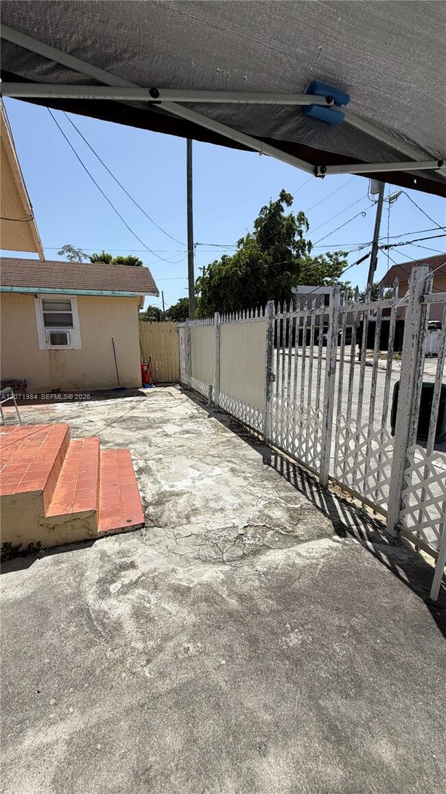 Photo - 2027 NW 1st Terrace Unidad R