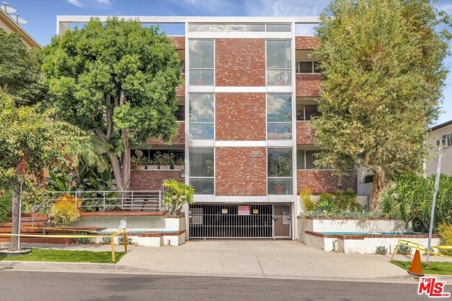 Photo - 7949 Selma Ave Unidad 21
