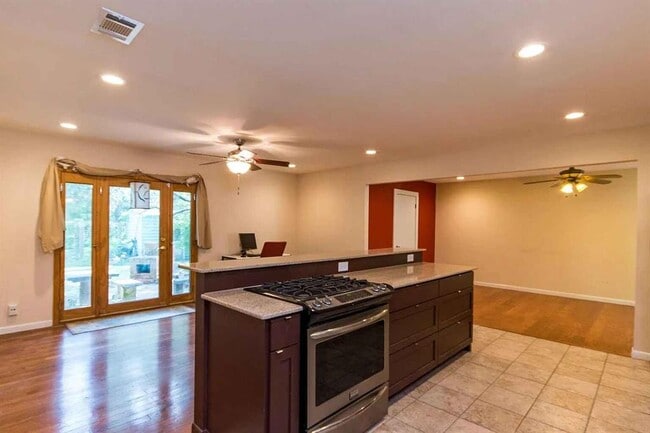 Photo - 1207 Fieldcrest Dr