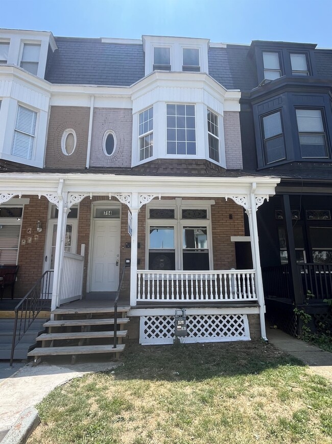 Building Photo - 714 W Poplar St Unit 2