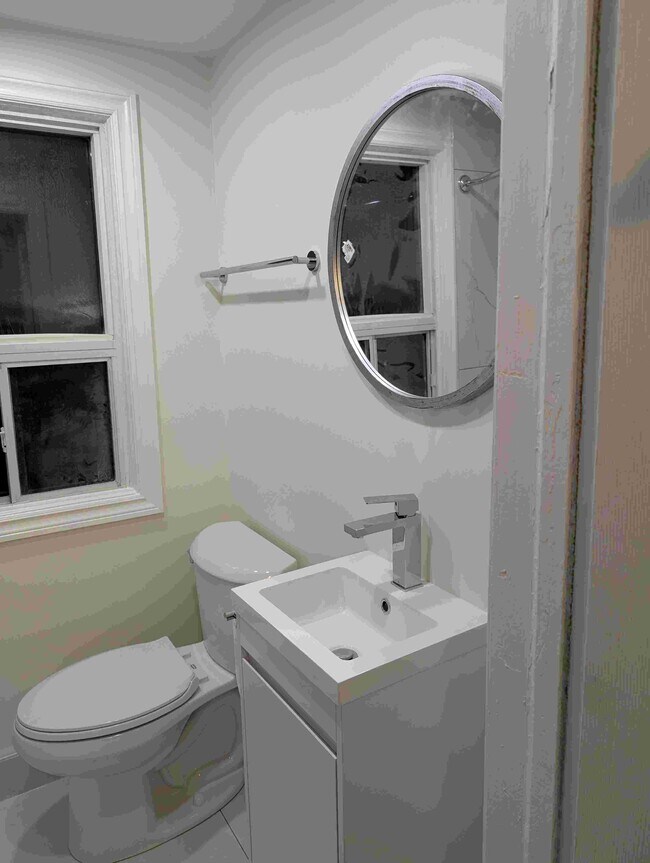 Photo - Yonge and Finch East Three Bedroom and 1.5 Bathrooms