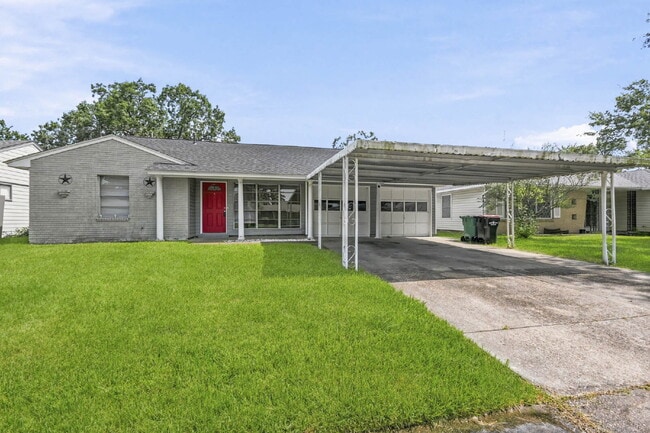 Building Photo - 4-Bedroom in Baytown's Craigmont Place with Washer, Dryer, and Fridge Included.