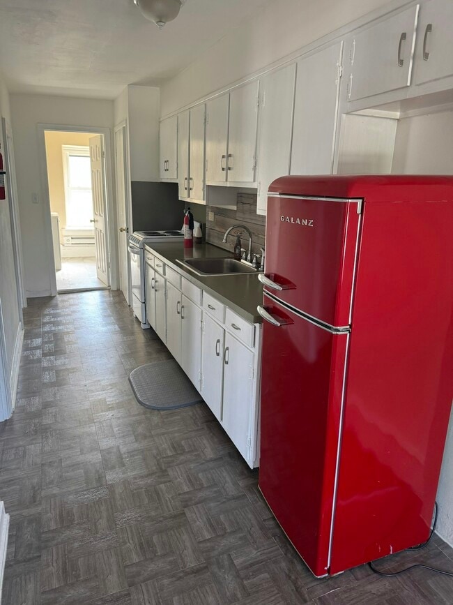 Building Photo - 21 N Front St Rental