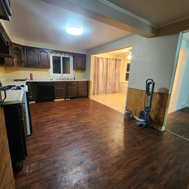 Photo - Spacious 3 Bedroom 1.5 Bath Single Family ...