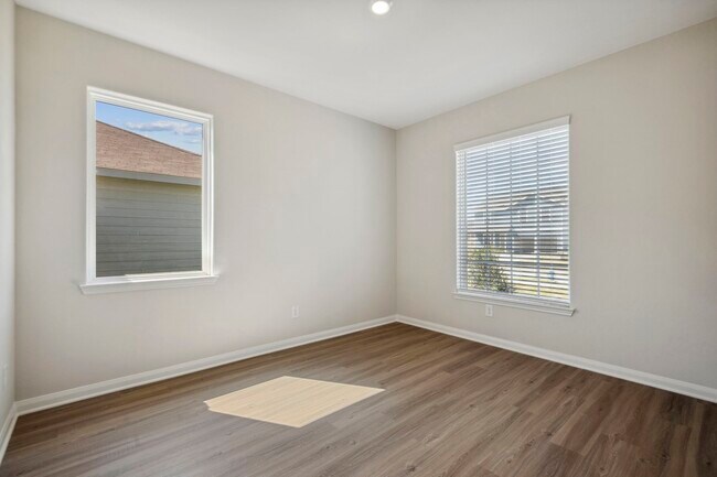 Photo - 335 Kingston Wy