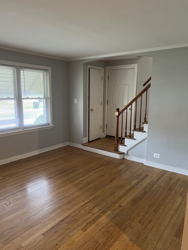 Building Photo - 9819 S Clyde Ave