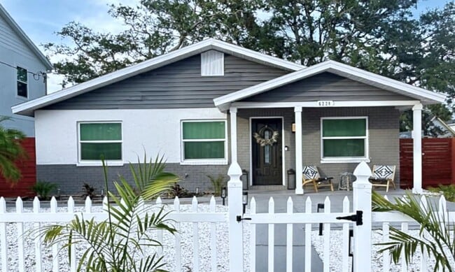 Photo - 6220 Interbay Ave Casa