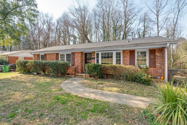 Building Photo - Cute 3-Bedroom Brick Ranch in Oakhurst!