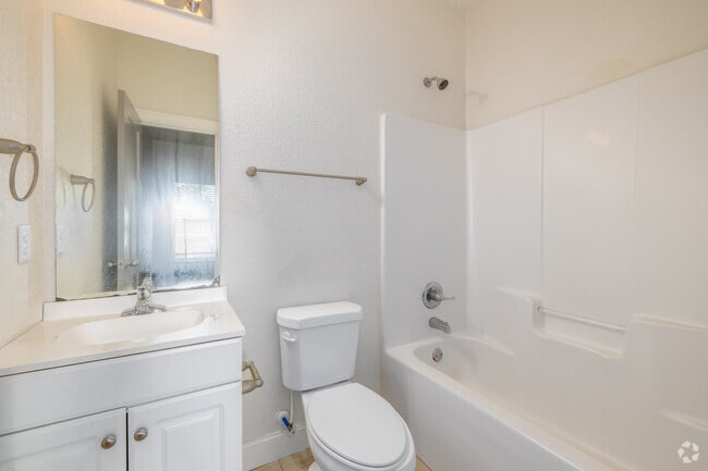 2BR, 2BA - 950SF - Primary Bathroom
