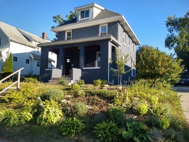 Building Photo - 5804 W Wells St Rental