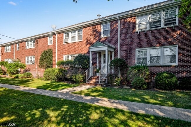 Building Photo - 6 Gainsborough Terrace Unit 1B Rental