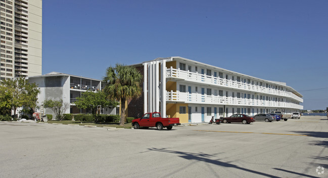 Building Photo - Poinsettia Club Apartments