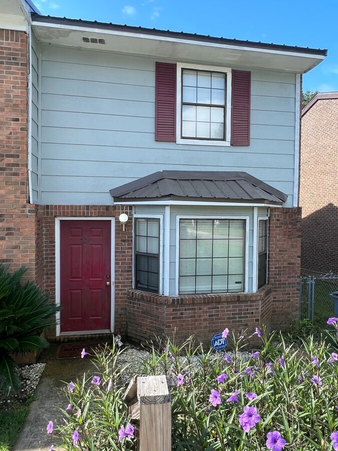 Daleville! New Flooring/Fresh Paint!!! - Daleville! New Flooring/Fresh Paint!!! Townhome