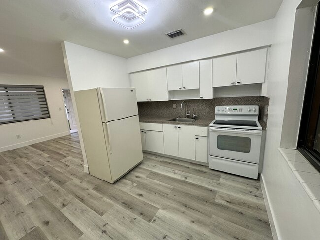 Photo - 1174 W 3rd Ave