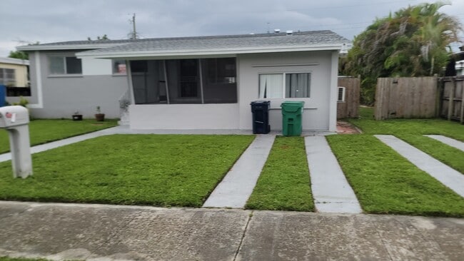 Building Photo - 7920 SW 22nd St Rental