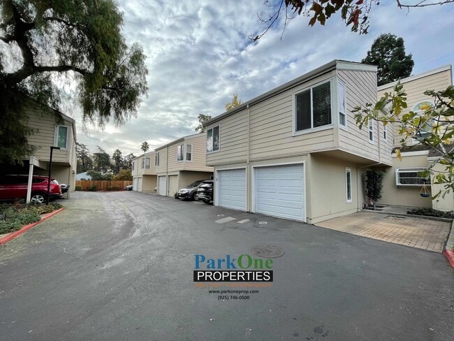Building Photo - Great Townhouse Now Available in Concord!