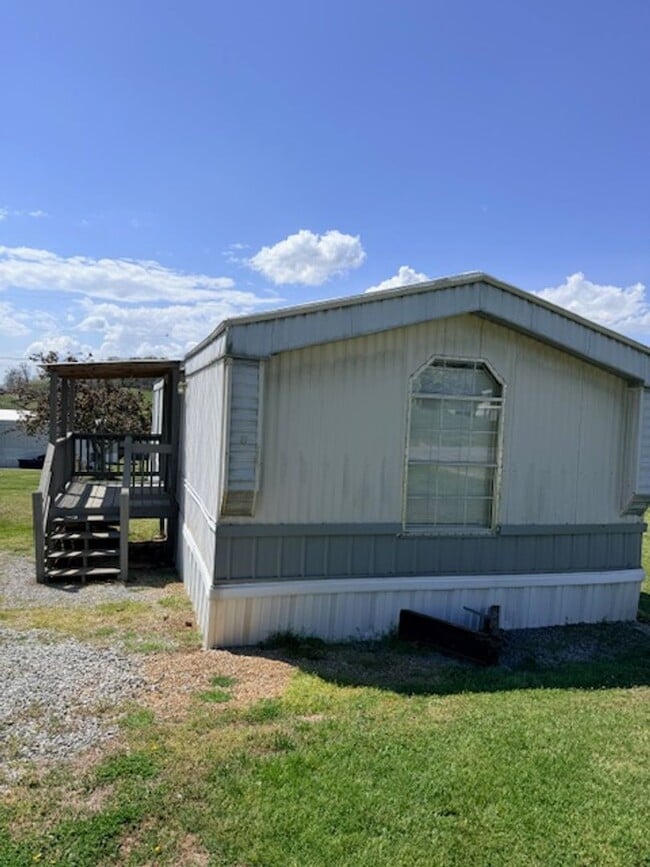 Building Photo - Greenback 37742 - 3 bed 2 bath mobile home - Lease to own option - call Troy Adams 865-233-6949