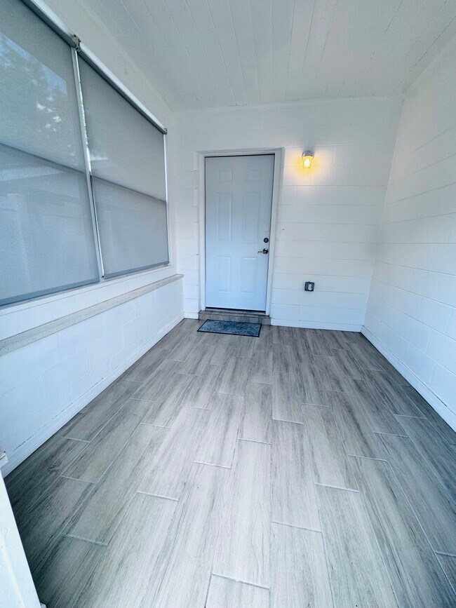 1814 E Emma St
