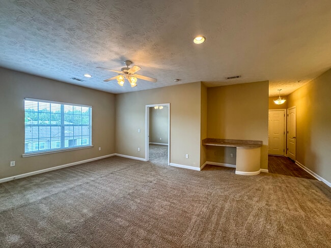 2 BR/2 BA Entry/ Built In Desk