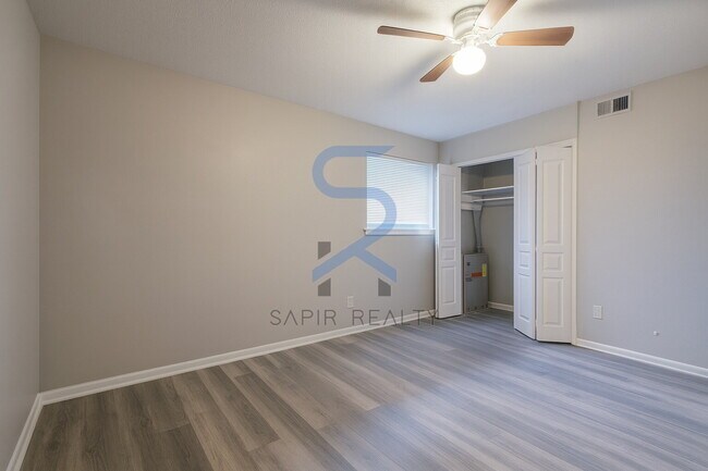 Photo - Move in before November 30th and choose your reward: a $250 Amazon Gift Card or a 55 Smart TV! Unidad 8